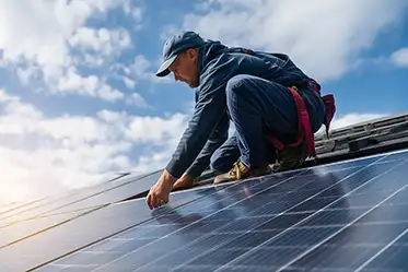 Handwerker montiert Solarpaneele